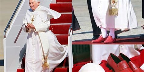 Le scarpe rosse di Papa Benedetto XVI: il ricordo in un dettaglio